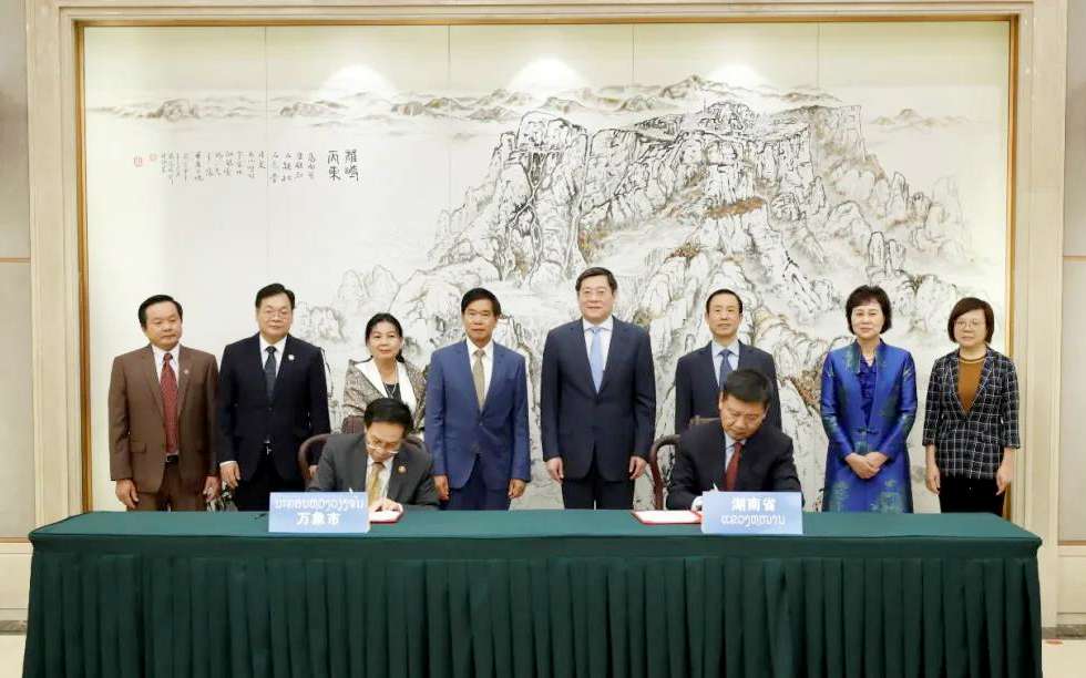 欧宝OB环境向老挝万象捐赠7台环卫设备，助力“一带一路”建设
